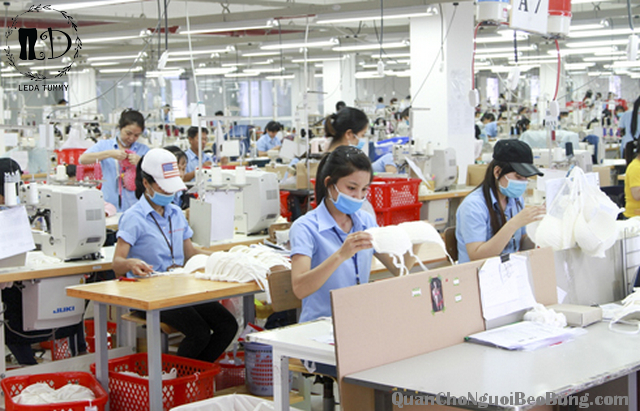 quần đồng phục của nữ công nhân